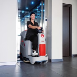 Masina pentru spalat si aspirat pardoseli INNOVA 75B Comac, cu tractiune automata, productivitate 4500 mp/h, tensiune 24V