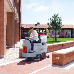 Masina pentru spalat si aspirat pardoseli INNOVA 75B Comac, cu tractiune automata, productivitate 4500 mp/h, tensiune 24V
