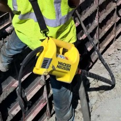 Vibrator beton HMS2500 WACKER NEUSON cu ax flexibil de 4m si cap vibrare 55mm, tensiune de alimentare 230V