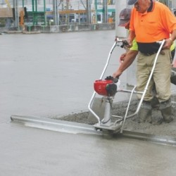 Grinda vibranta EUROSCREED, motor HONDA GX35, putere 1,5CP, lungime profil aluminiu 4.2m