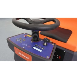 Masina pentru spalat si aspirat pardoseli SWISSVAC SR810R cu tractiune automata, productivitate 4860 mp/h, tensiune 24V